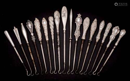 A collection of seventeen assorted small silver-handled butt...