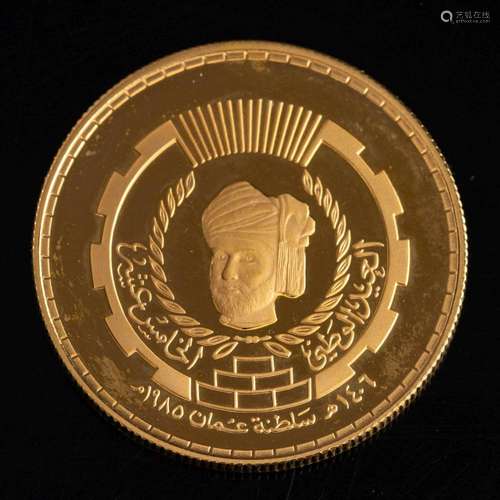 An Oman 22ct gold 15th National Day commemorative coin, 20g,...