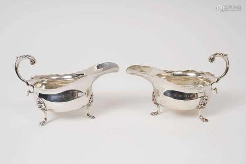 Pair Edwardian silver sauce boats of conventional form, on l...