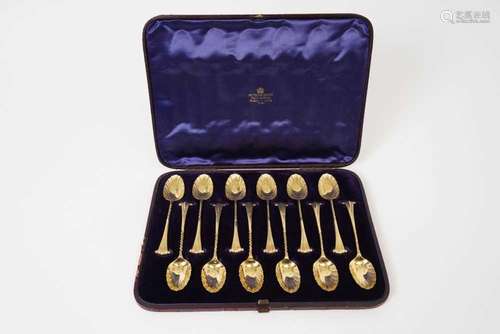 Victorian set of 12 silver gilt Onslow pattern tea spoons, i...