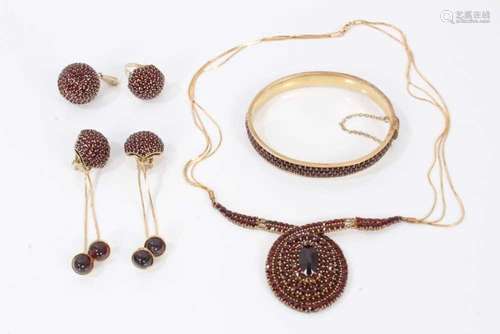 Garnet suite of jewellery to include a necklace, hinged bang...