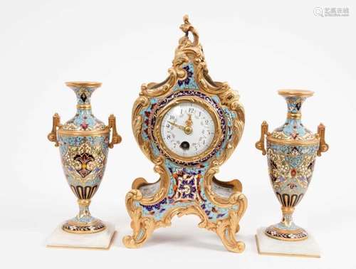 Late 19th century small French mantel clock with pair of gar...