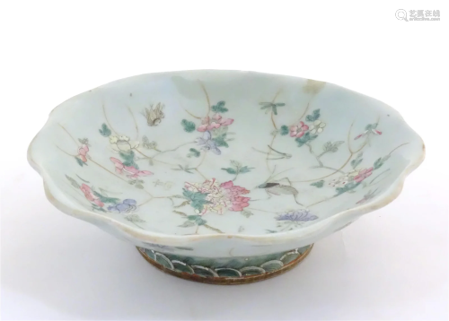 A Chinese / Cantonese foot dish with scalloped edge decorate...