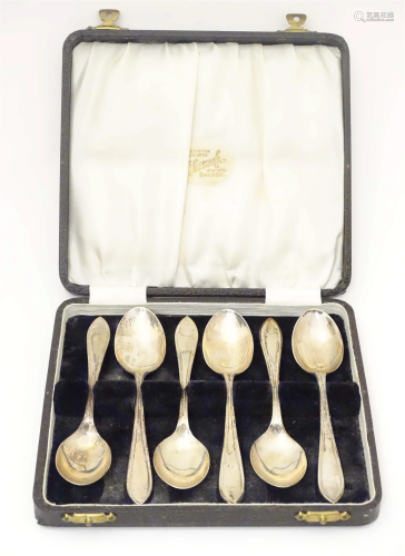 A cased set of 6 silver teaspoons hallmarked Sheffield 1951 ...