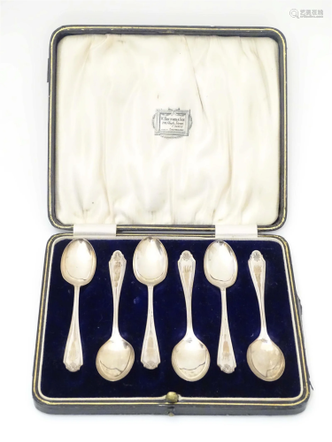 A cased set of 6 silver teaspoons hallmarked Sheffield 1922 ...