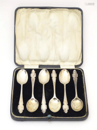 A cased set of 6 silver teaspoons hallmarked Sheffield 1955 ...