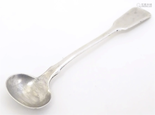 A Geo III silver Fiddle pattern salt spoon, hallmarked Londo...