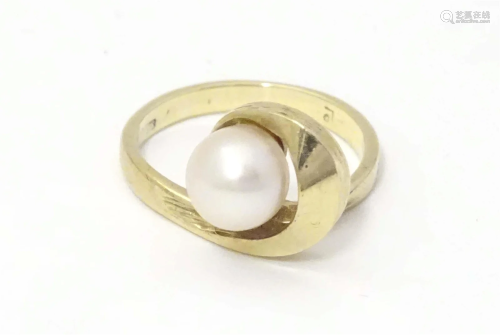 A 9ct gold ring with pearl detail. Ring size approx. I