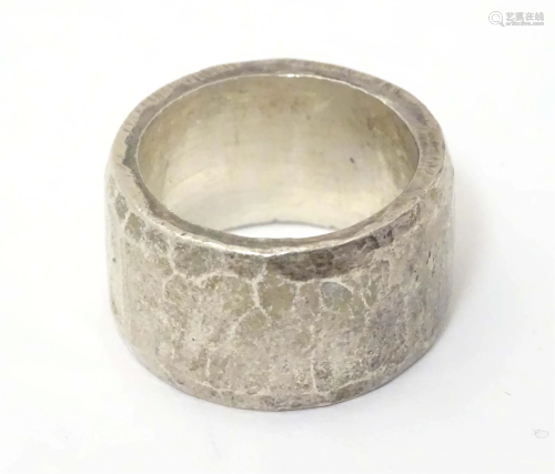 A silver dress ring with hammered detail, hallmarked 1985, m...