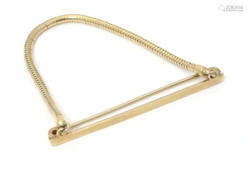 A 9ct gold bar brooch / tie pin / cloak clip with chain deta...