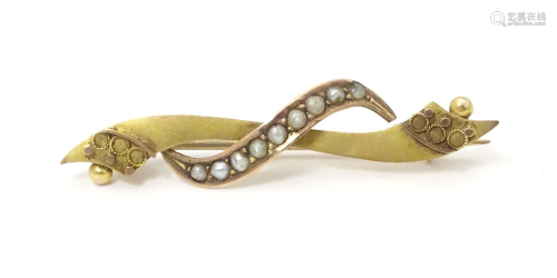 A late 19th / early 20thC 9ct gold brooch set with seed pear...