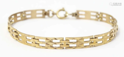 A 9ct gold bracelet with link detail. Approx. 7 1/2" lo...