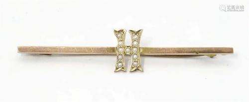 A 9ct gold bar brooch with letter 'H' to centre de...
