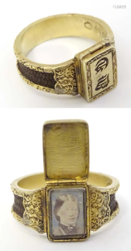 Memorial / Mourning jewellery : A Victorian 15ct gold ring w...