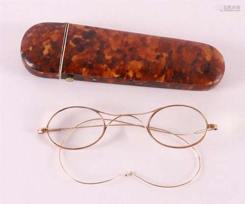 A tortoiseshell case with gold-framed glasses, 19th century.