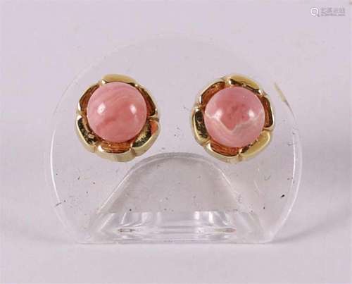 A pair of 14 kt gold ear studs with pink quartz.