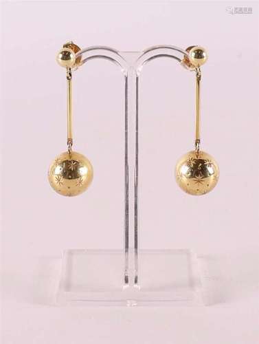 A pair of 14 kt 585/1000 gold earrings.