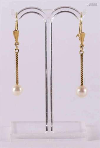 A pair of 14 krt 585/1000 gold earrings with pearl.