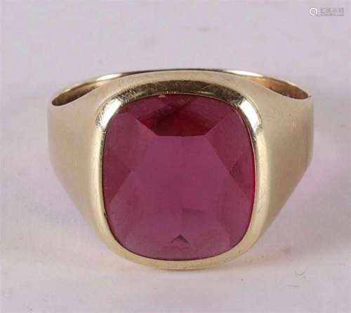 A 14 kt 585/1000 signet ring, set with pink sapphire.