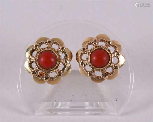 A pair of 14 kt gold stud earrings with cabochon cut red cor...