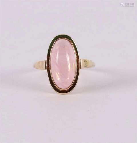 A 14 kt gold ring with a cabochon cut rose quartz.