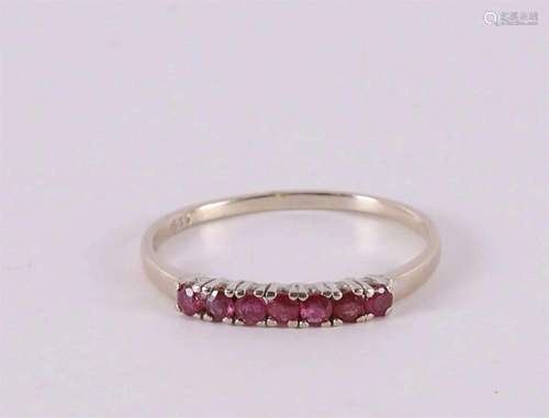 A 14 kt gold ring with seven faceted rubies.