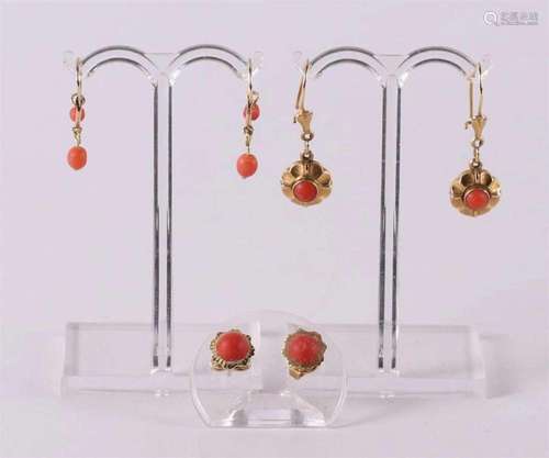 Three pairs of 14 krt 585/1000 earrings with red corals.