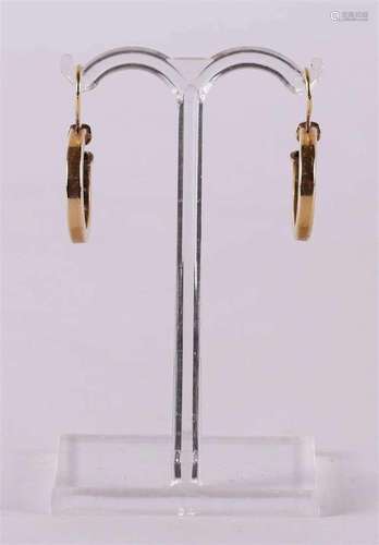 A pair of 14 krt 585/1000 gold hoop earrings.