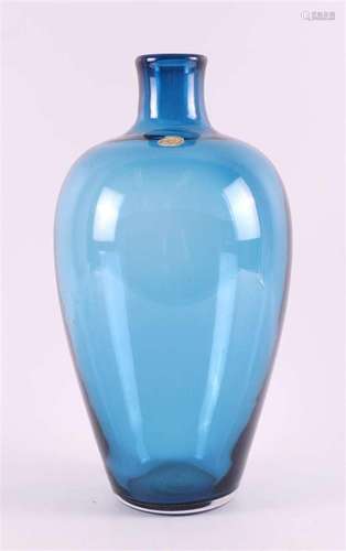 A blue glass bottle, design: Floris Meijdam, serica.