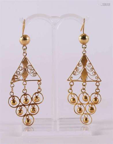 A pair of 14 kt 585/1000 gold filigree earrings.