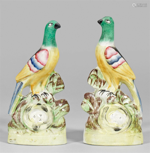 Paar viktorianische Staffordshire-Vogelfiguren