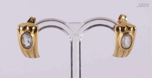 A pair of 14 kt ear studs with faceted zirconias.