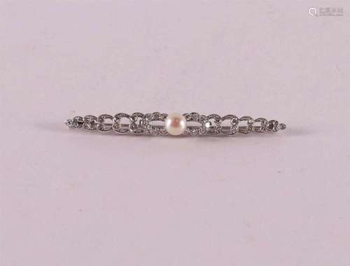 A 14 kt white gold bar brooch with a center pearl and entour...