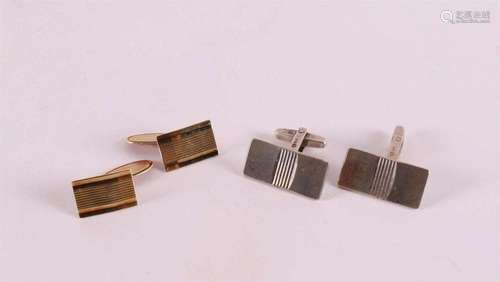 A pair of 14 kt gold rectangular cufflinks.