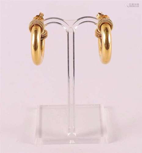 A pair of 14 krt 585/1000 gold semi-circular earrings.