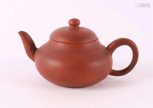 A yixing stoneware teapot, China, 19th century.