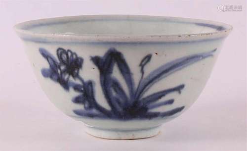 A blue/white porcelain bowl on a base ring, China, Ming, 17t...