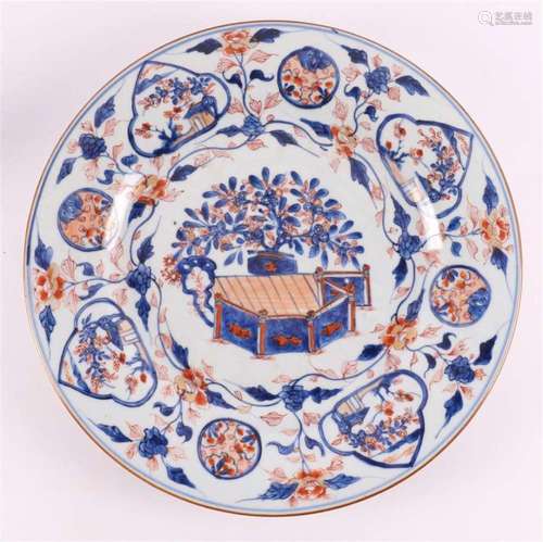 A Chinese Kangxi porcelain Imari dish, China, 18th C.