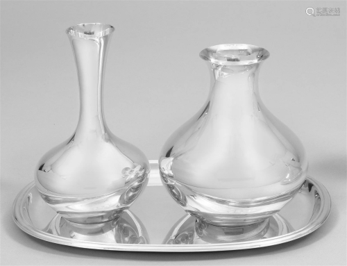 Zwei kleine Vasen mit Tablett