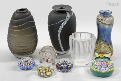 Sammlung von vier modernen Vasen und fünf Paperweights