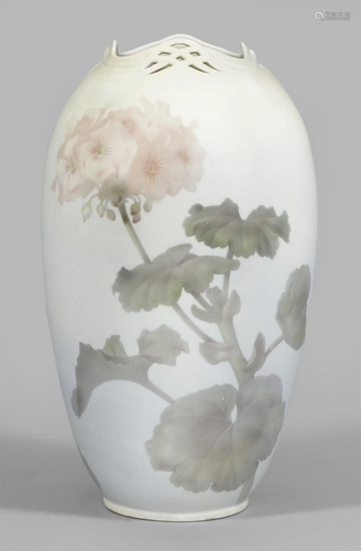 Jugendstil-Vase mit unterglasurfarbenem Geraniendekor