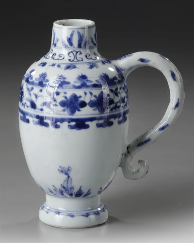 A CHINESE BLUE AND WHITE FLORAL EWER, KANGXI PERIOD (1662-17...