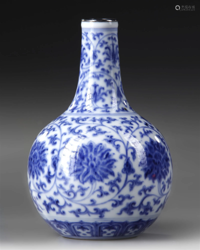 A CHINESE BLUE AND WHITE VASE WITH SILVER RING, KANGXI PERIO...