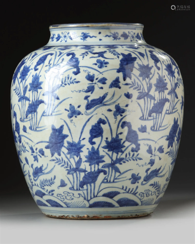 A LARGE CHINESE BLUE AND WHITE JAR, MING DYNASTY (1368-1644)...