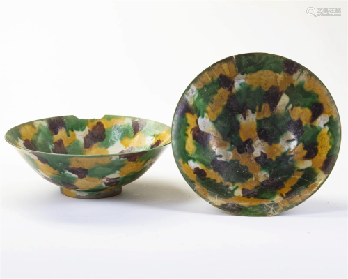 A PAIR OF CHINESE EGG-AND-SPINACH GLAZED BOWLS, KANGXI PERIO...