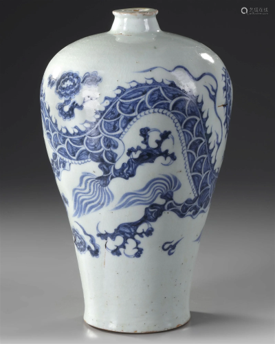 A CHINESE BLUE AND WHITE MEIPING VASE, 19TH-20TH CENTURY