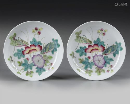 A PAIR OF CHINESE FAMILLE ROSE PLATES, 19TH CENTURY