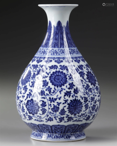 A CHINESE BLUE AND WHITE VASE, LATE 19TH CENTURY