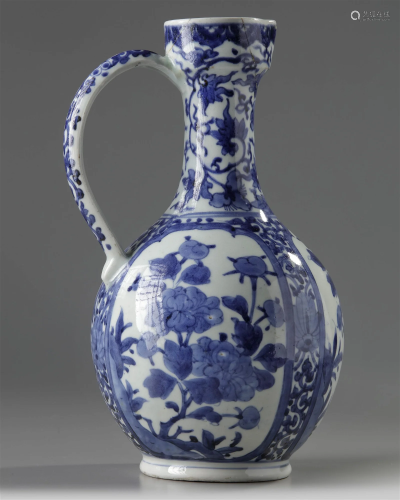 A JAPANESE BLUE AND WHITE EWER, 17TH CENTURY