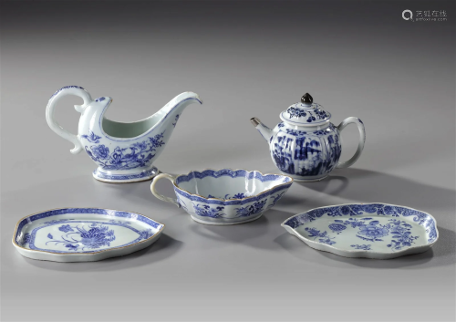 FIVE CHINESE BLUE AND WHITE ITEMS